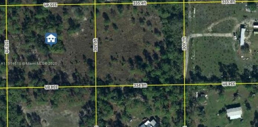 Commercial property in Clewiston, Florida № 1970117