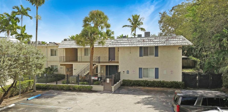 Condominio en Pinecrest, Florida, 2 dormitorios № 1933640