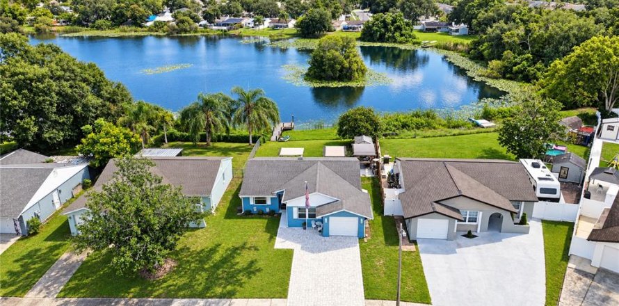 House in Tampa, Florida 3 bedrooms, 112.23 sq.m. № 2369385