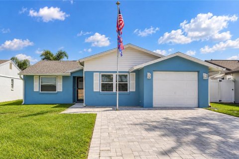 House in Tampa, Florida 3 bedrooms, 112.23 sq.m. № 2369385 - photo 2