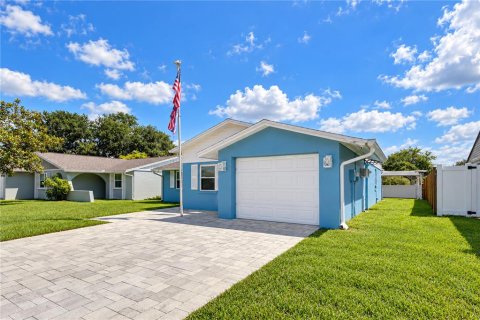 House in Tampa, Florida 3 bedrooms, 112.23 sq.m. № 2369385 - photo 4