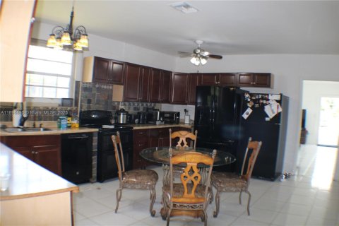 House in Homestead, Florida 3 bedrooms, 154.22 sq.m. № 1948246 - photo 10