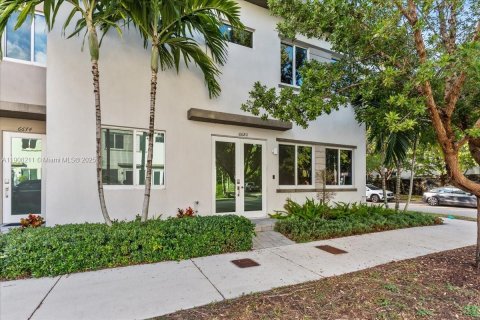Купить таунхаус в Дорал, Флорида 4 спальни, 221.01м2, № 1974605 - фото 1