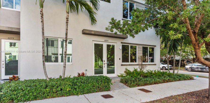 Таунхаус в LANDMARK в Дорал, Флорида 4 спальни, 221.01м2 № 1974605