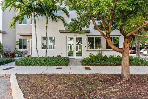 Купить таунхаус в Дорал, Флорида 4 спальни, 221.01м2, № 1974605 - фото 3