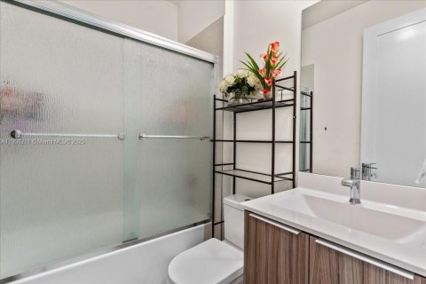 Купить таунхаус в Дорал, Флорида 4 спальни, 221.01м2, № 1974605 - фото 29