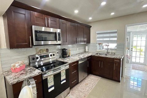 House in Miami, Florida 3 bedrooms, 157.28 sq.m. № 1712871 - photo 6