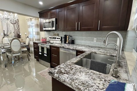House in Miami, Florida 3 bedrooms, 157.28 sq.m. № 1712871 - photo 1