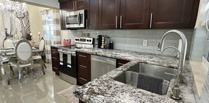 House in Miami, Florida 3 bedrooms, 157.28 sq.m. № 1712871