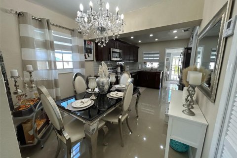 House in Miami, Florida 3 bedrooms, 157.28 sq.m. № 1712871 - photo 5