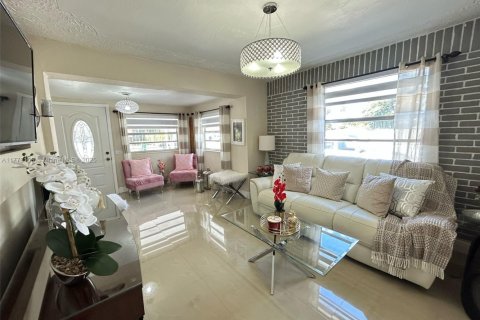 House in Miami, Florida 3 bedrooms, 157.28 sq.m. № 1712871 - photo 4