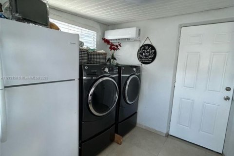 House in Miami, Florida 3 bedrooms, 157.28 sq.m. № 1712871 - photo 12