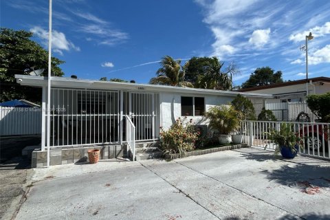 House in Miami, Florida 3 bedrooms, 157.28 sq.m. № 1712871 - photo 2