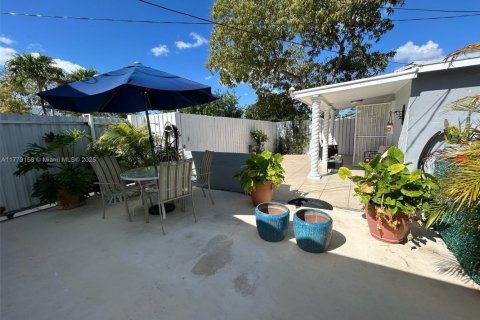 House in Miami, Florida 3 bedrooms, 157.28 sq.m. № 1712871 - photo 16