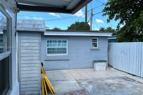 House in Miami, Florida 3 bedrooms, 157.28 sq.m. № 1712871 - photo 14