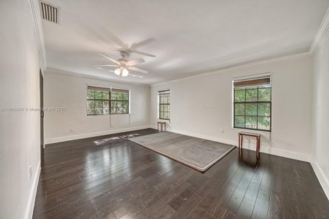 House in Coral Gables, Florida 3 bedrooms, 238.02 sq.m. № 1742437 - photo 14