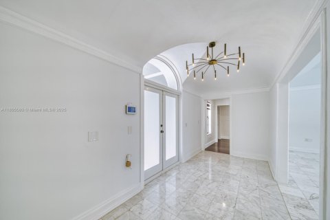 House in Coral Gables, Florida 3 bedrooms, 238.02 sq.m. № 1742437 - photo 8