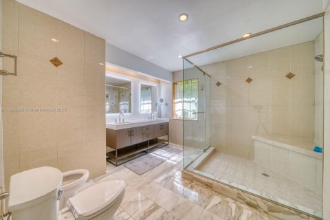 House in Coral Gables, Florida 3 bedrooms, 238.02 sq.m. № 1742437 - photo 17