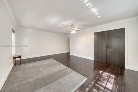 House in Coral Gables, Florida 3 bedrooms, 238.02 sq.m. № 1742437 - photo 15