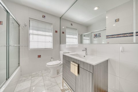 House in Coral Gables, Florida 3 bedrooms, 238.02 sq.m. № 1742437 - photo 24