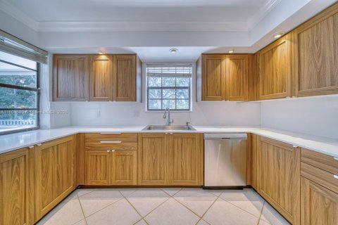 House in Coral Gables, Florida 3 bedrooms, 238.02 sq.m. № 1742437 - photo 6