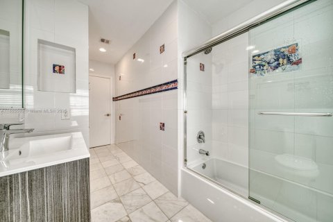 House in Coral Gables, Florida 3 bedrooms, 238.02 sq.m. № 1742437 - photo 23