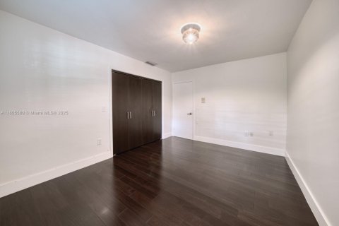 House in Coral Gables, Florida 3 bedrooms, 238.02 sq.m. № 1742437 - photo 22