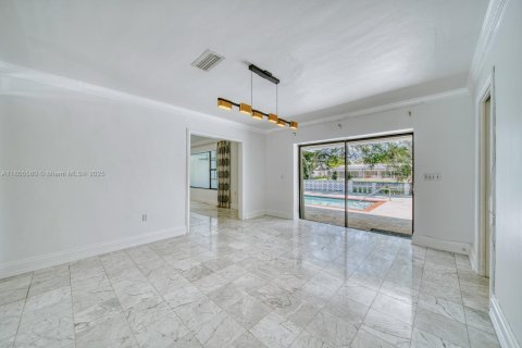 House in Coral Gables, Florida 3 bedrooms, 238.02 sq.m. № 1742437 - photo 13