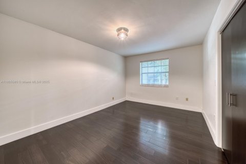 House in Coral Gables, Florida 3 bedrooms, 238.02 sq.m. № 1742437 - photo 21