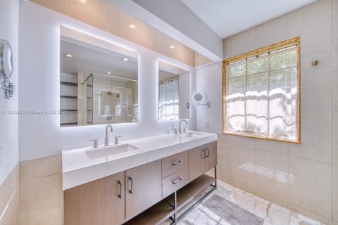 House in Coral Gables, Florida 3 bedrooms, 238.02 sq.m. № 1742437 - photo 16