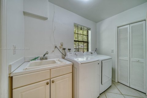 House in Coral Gables, Florida 3 bedrooms, 238.02 sq.m. № 1742437 - photo 29