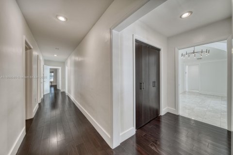 House in Coral Gables, Florida 3 bedrooms, 238.02 sq.m. № 1742437 - photo 25