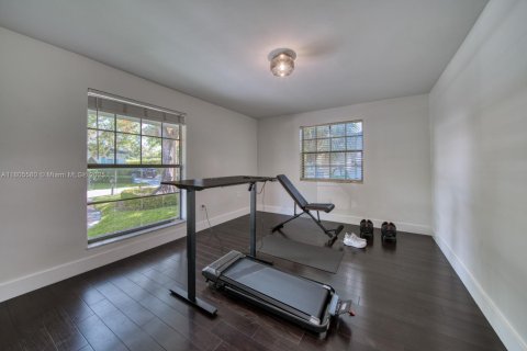 House in Coral Gables, Florida 3 bedrooms, 238.02 sq.m. № 1742437 - photo 19