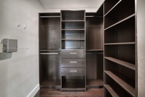 House in Coral Gables, Florida 3 bedrooms, 238.02 sq.m. № 1742437 - photo 20