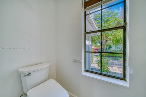 House in Coral Gables, Florida 3 bedrooms, 238.02 sq.m. № 1742437 - photo 27