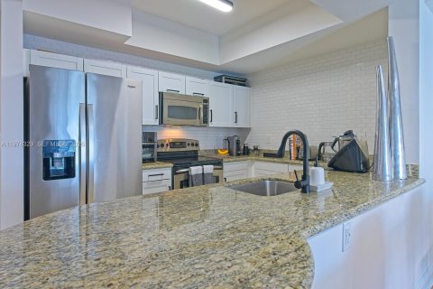Condo in Miami, Florida, 1 bedroom  № 2046080 - photo 6