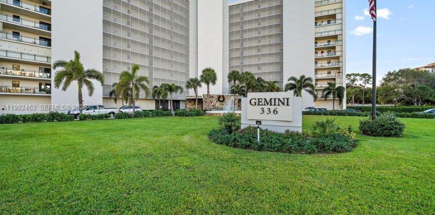 Кондоминиум с 2 спальнями в Норт-Палм-Бич, Флорида № 2056778