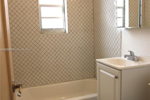 Apartamento en alquiler en Coral Gables, Florida, 2 dormitorios, 1397.25 m2 № 2055493 - foto 7