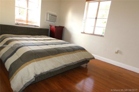 Apartamento en alquiler en Coral Gables, Florida, 2 dormitorios, 1397.25 m2 № 2055493 - foto 4