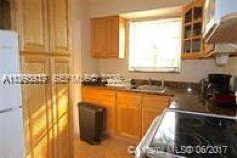 Apartamento en alquiler en Coral Gables, Florida, 2 dormitorios, 1397.25 m2 № 2055493 - foto 3