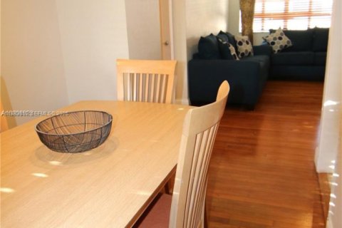 Apartamento en alquiler en Coral Gables, Florida, 2 dormitorios, 1397.25 m2 № 2055493 - foto 2