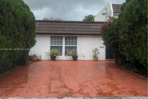 Купить виллу или дом в Майами-Лейкс, Флорида 2 спальни, 86.86м2, № 2055574 - фото 1