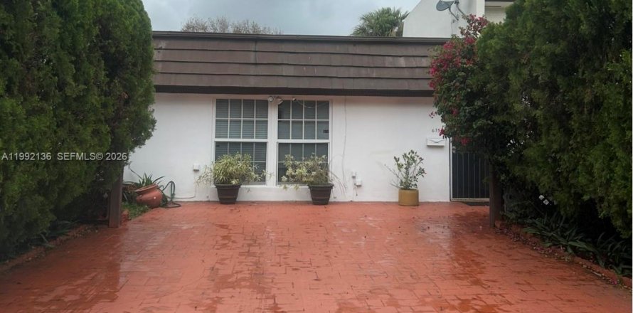 Дом в Майами-Лейкс, Флорида 2 спальни, 86.86м2 № 2055574