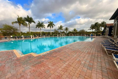 Снять в аренду кондоминиум в Катлер-Бей, Флорида 2 спальни, 75.16м2, № 2004639 - фото 4