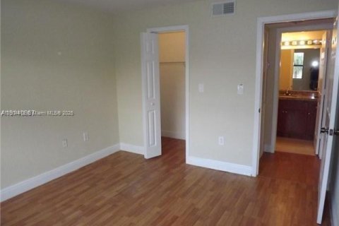 Condominio en alquiler en Miami, Florida, 1 dormitorio, 54.44 m2 № 1955891 - foto 2