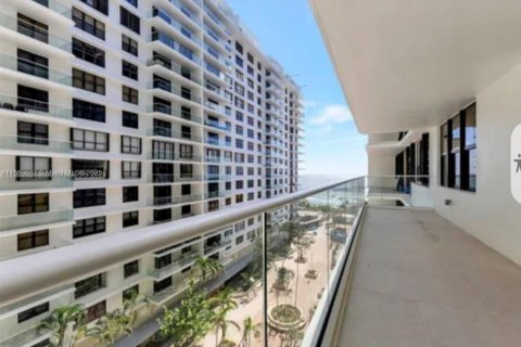 Condo in Bal Harbour, Florida, 2 bedrooms  № 2192306 - photo 15
