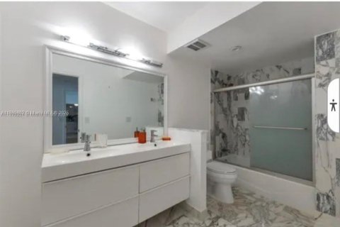Condo in Bal Harbour, Florida, 2 bedrooms  № 2192306 - photo 11