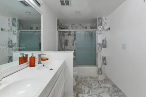 Condo in Bal Harbour, Florida, 2 bedrooms  № 2192306 - photo 10
