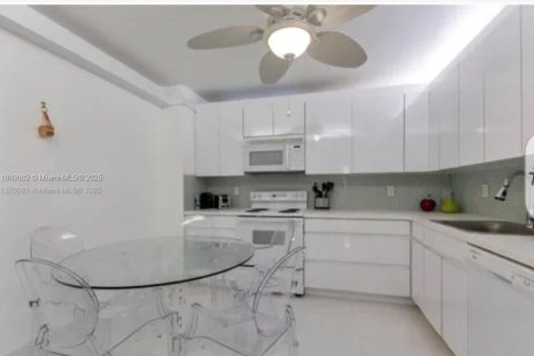Condo in Bal Harbour, Florida, 2 bedrooms  № 2192306 - photo 7