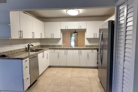 Townhouse in North Miami, Florida 2 bedrooms, 165.37 sq.m. № 1941391 - photo 4